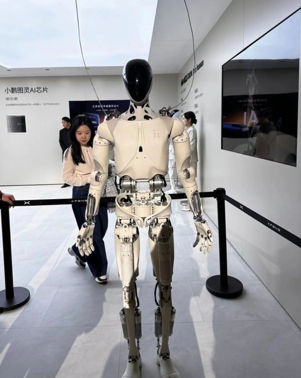 配查网 直击上海车展！人形机器人当“车模”