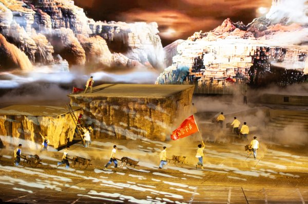 乐众盈 大型实景演出《太行·红日》再现红旗渠开凿场景